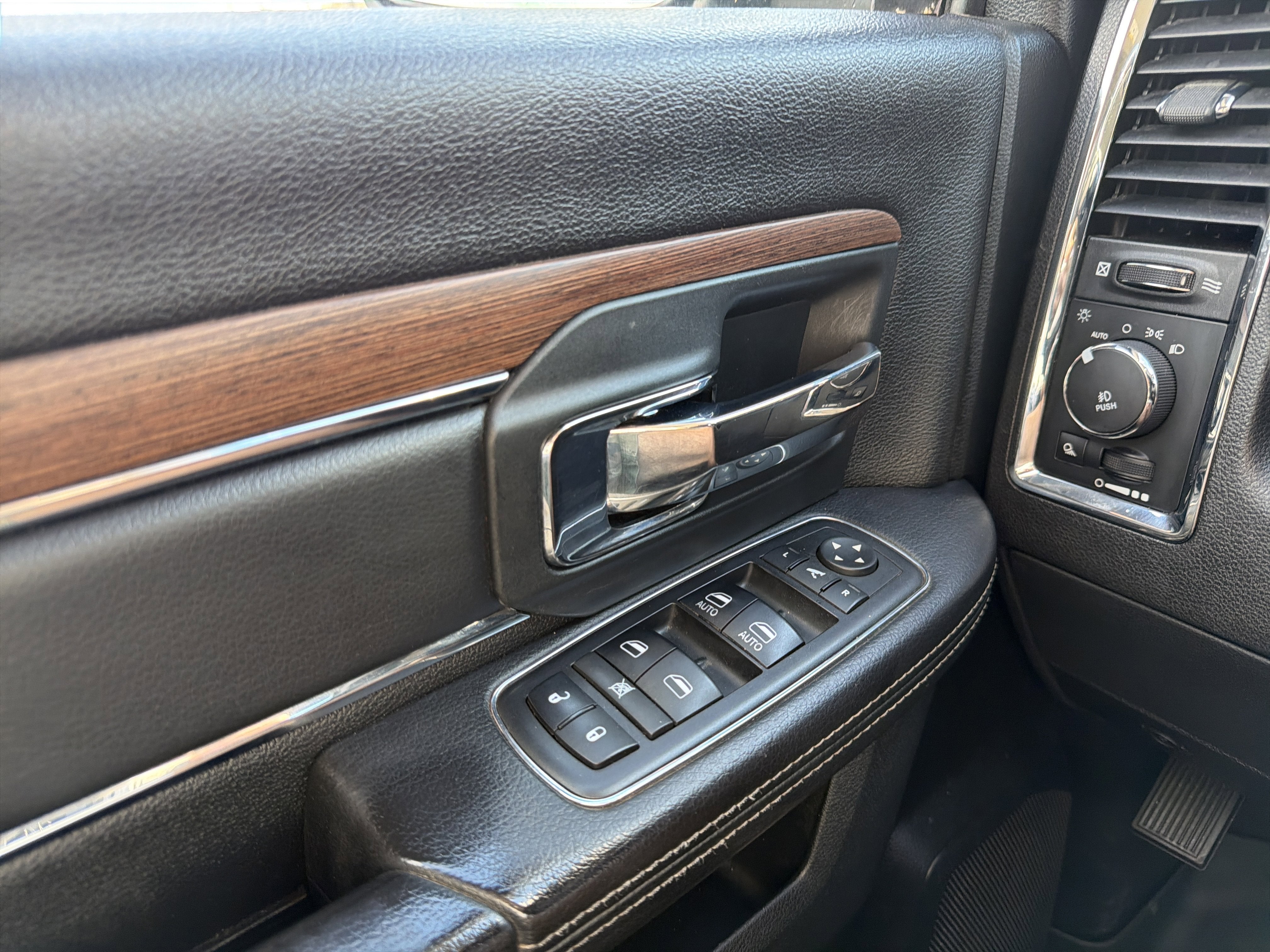 2017 RAM 1500 Laramie Crew Cab 4x4 5'7" Box