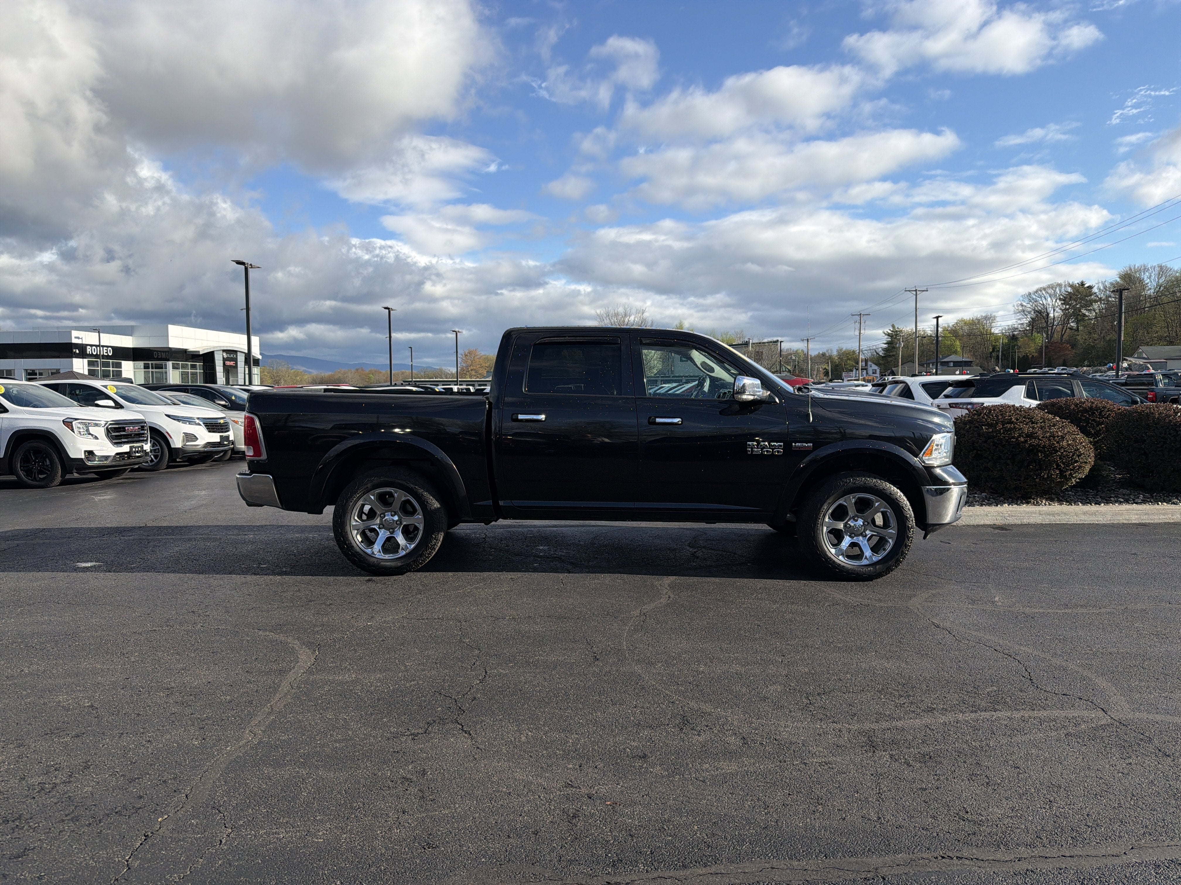 2017 RAM 1500 Laramie Crew Cab 4x4 5'7" Box