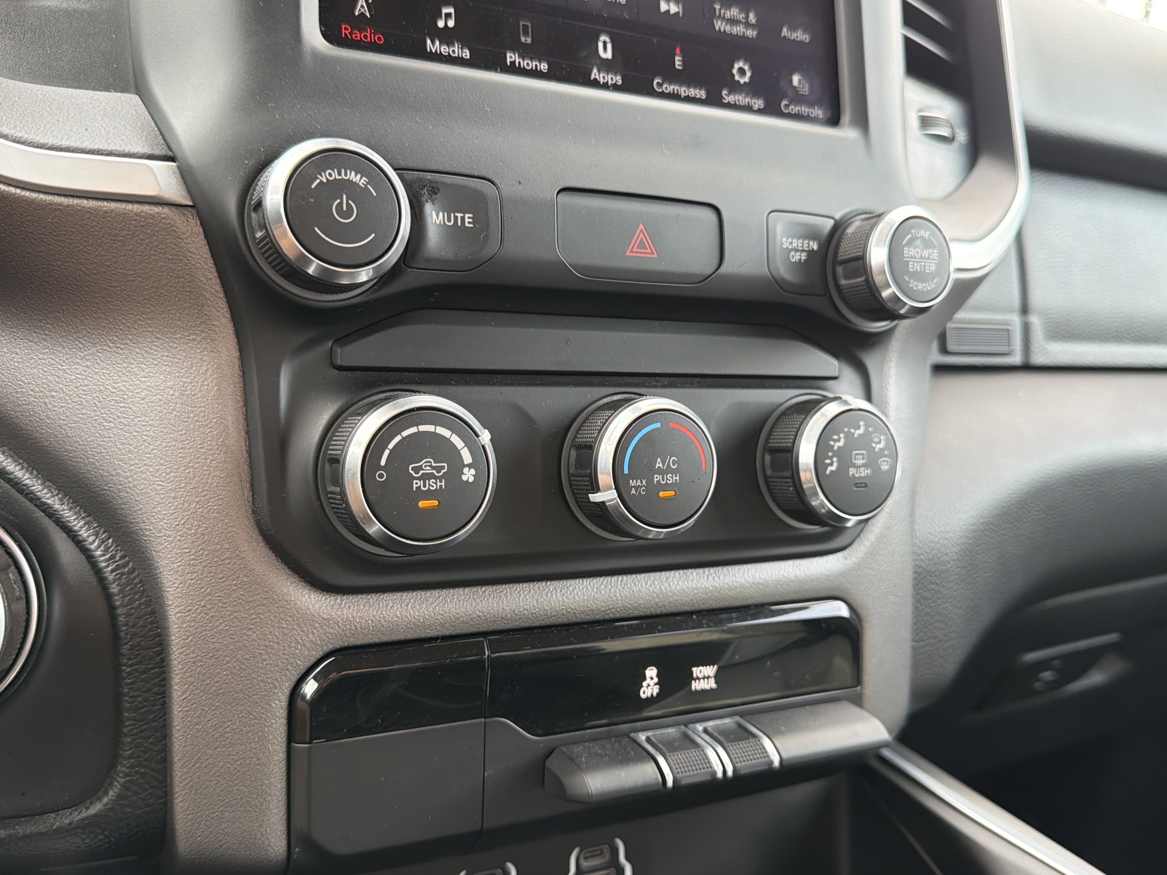 2020 RAM 1500 Big Horn Crew Cab 4x4 5'7" Box