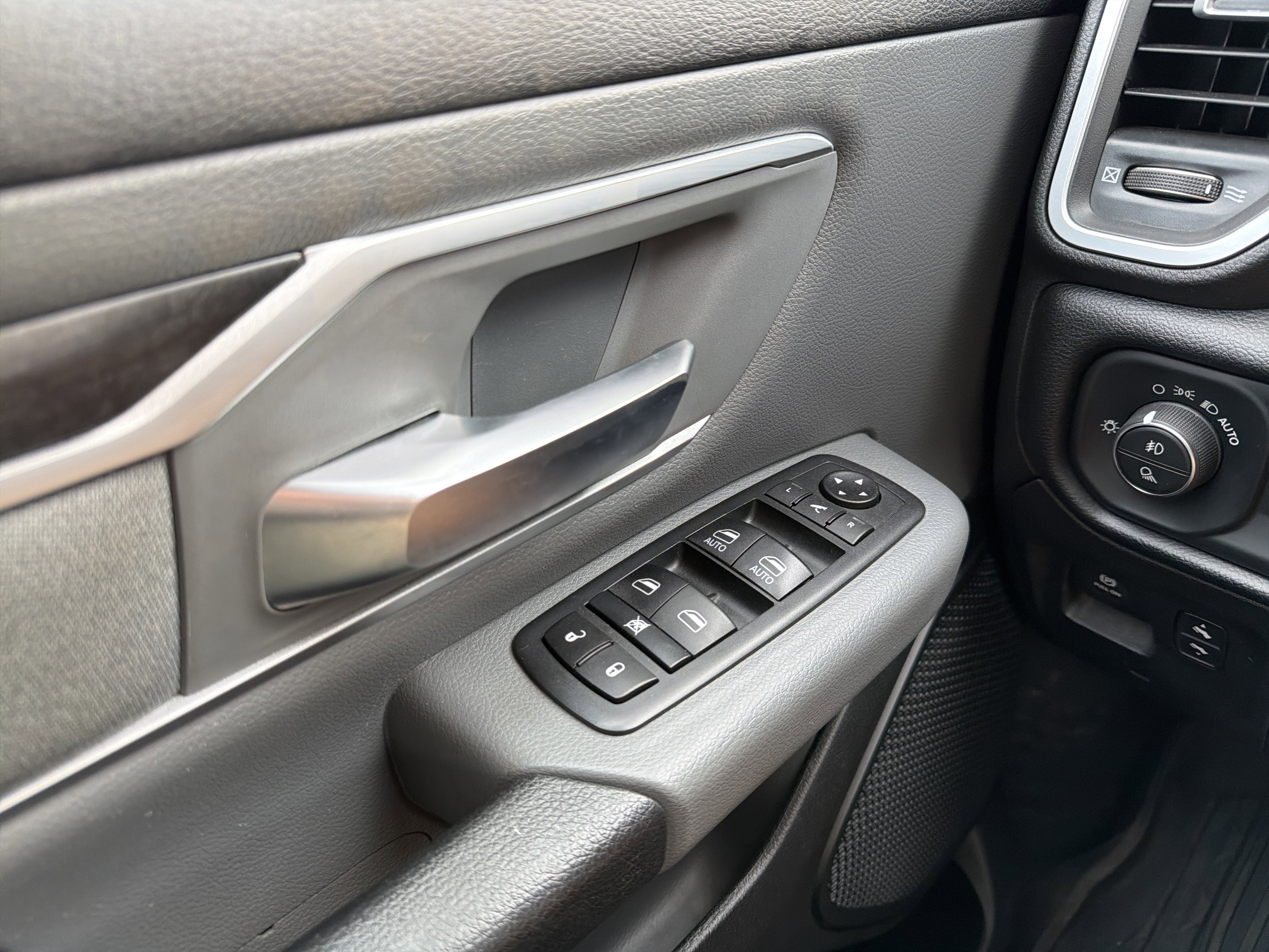 2020 RAM 1500 Big Horn Crew Cab 4x4 5'7" Box