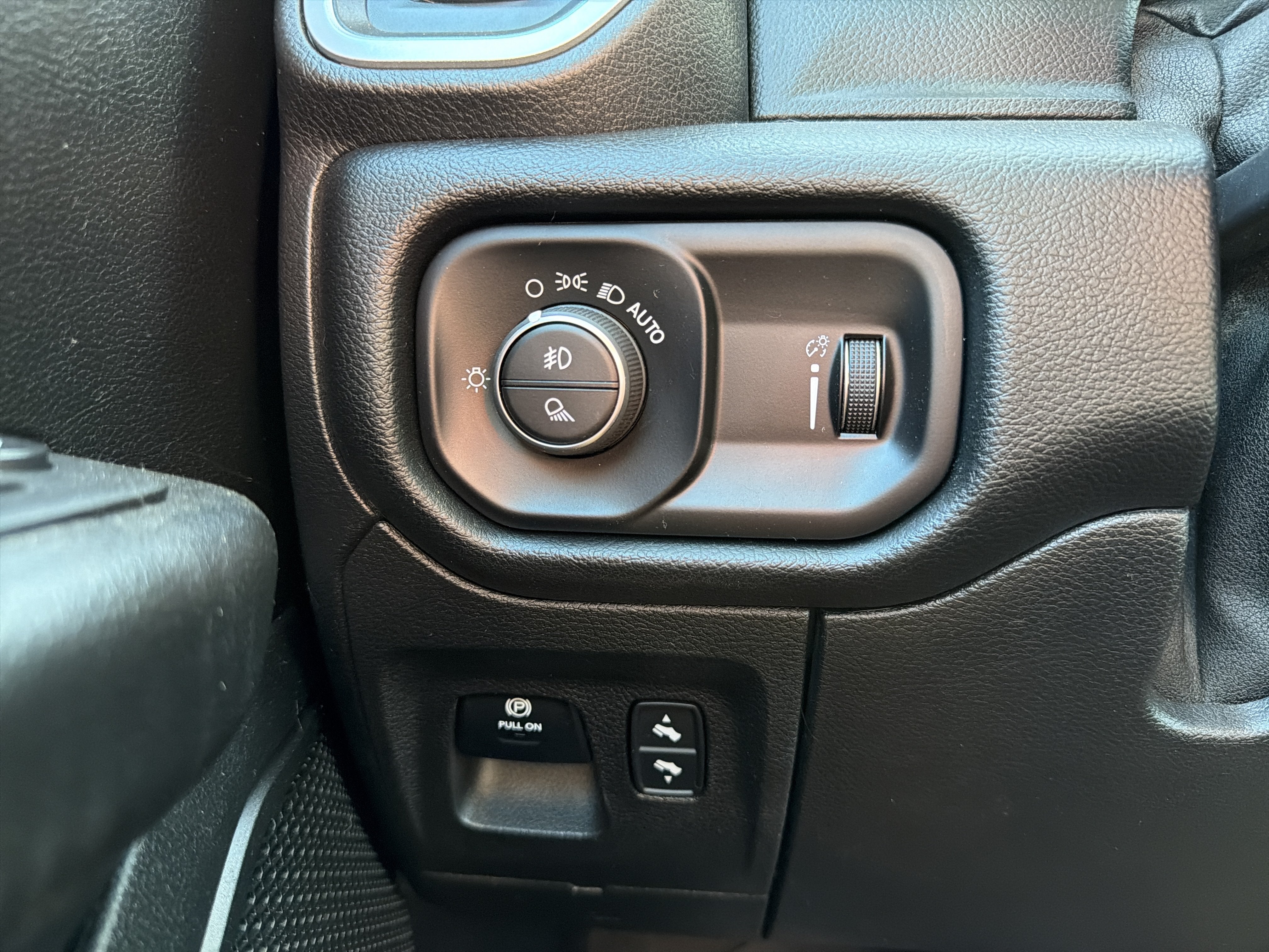 2020 RAM 1500 Big Horn Crew Cab 4x4 5'7" Box