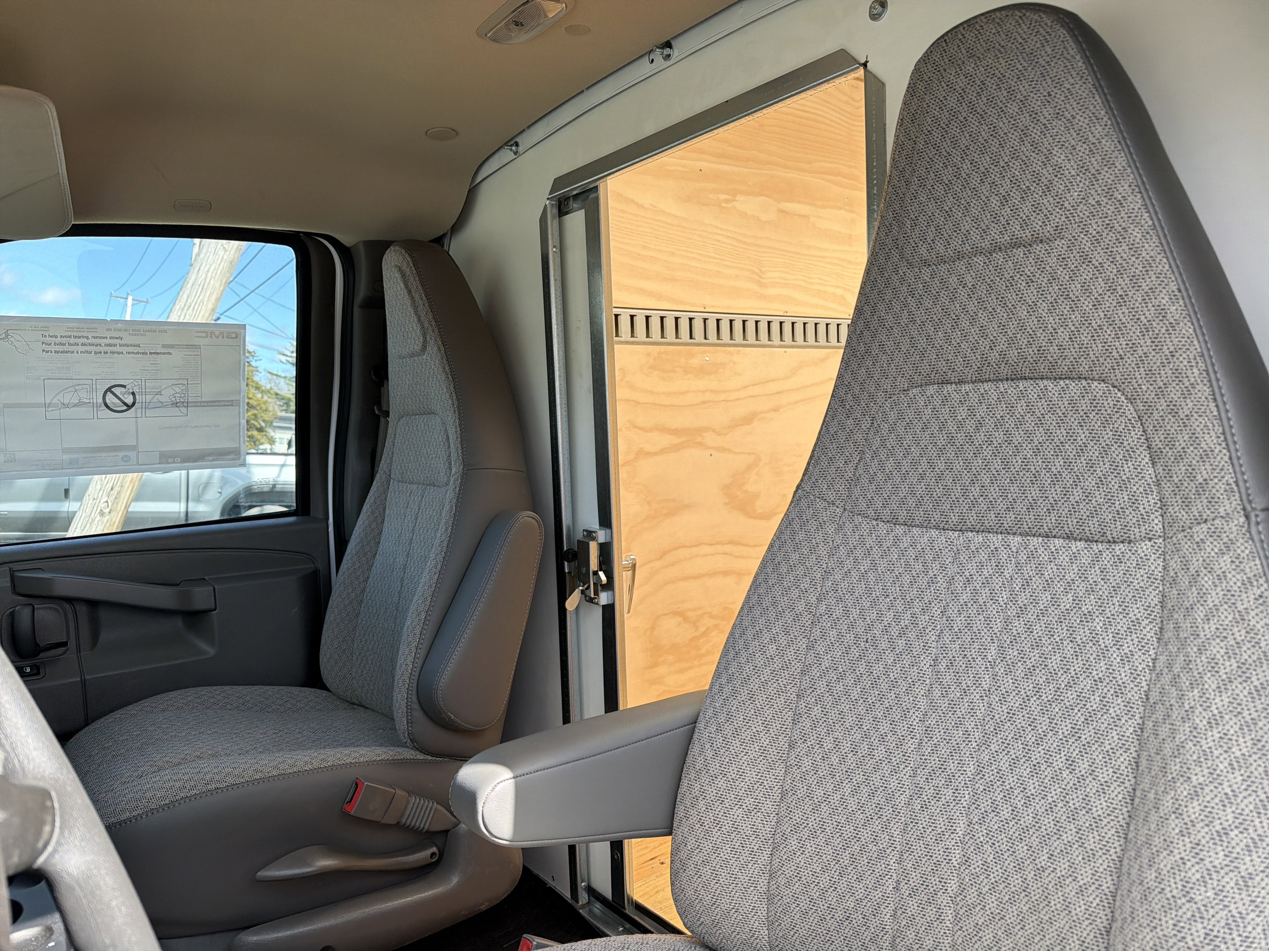 2025 GMC Savana Cutaway 3500 1WT