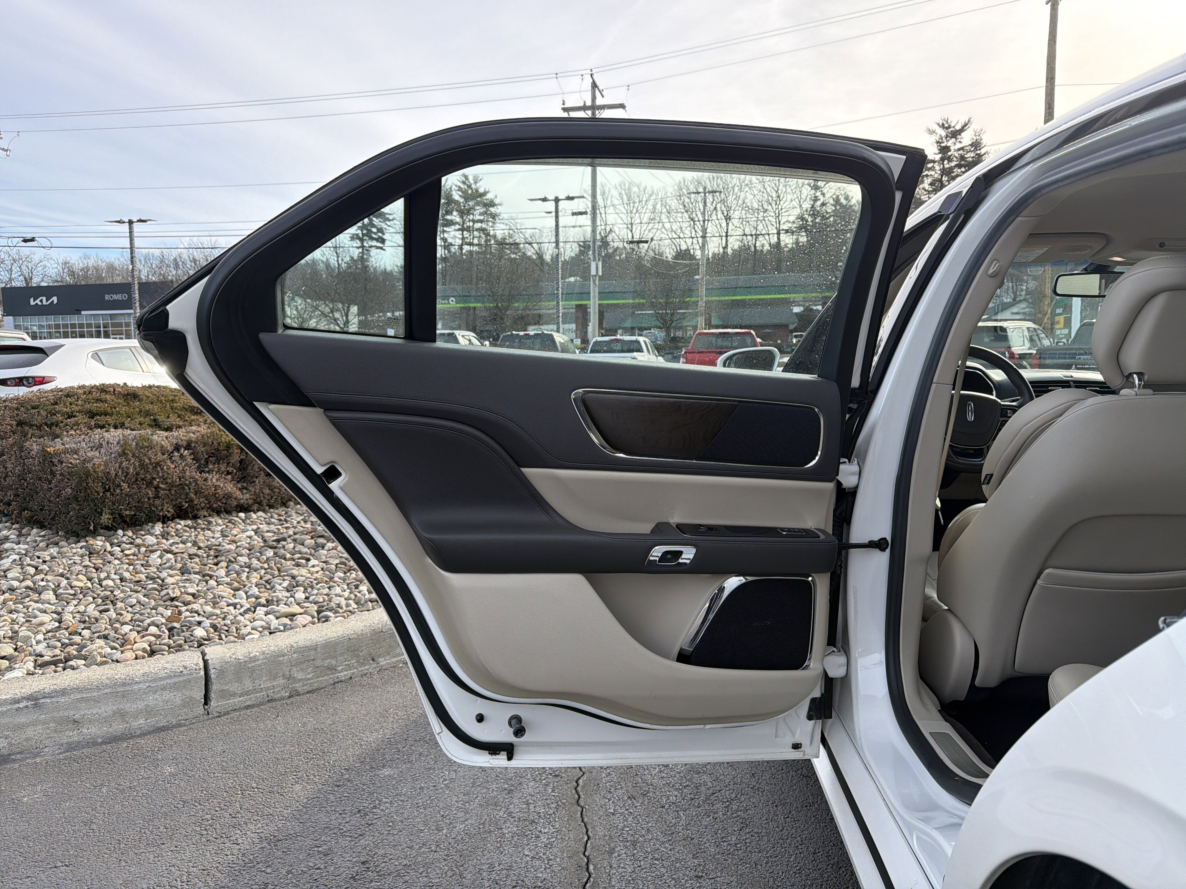 2017 Lincoln Continental Premiere