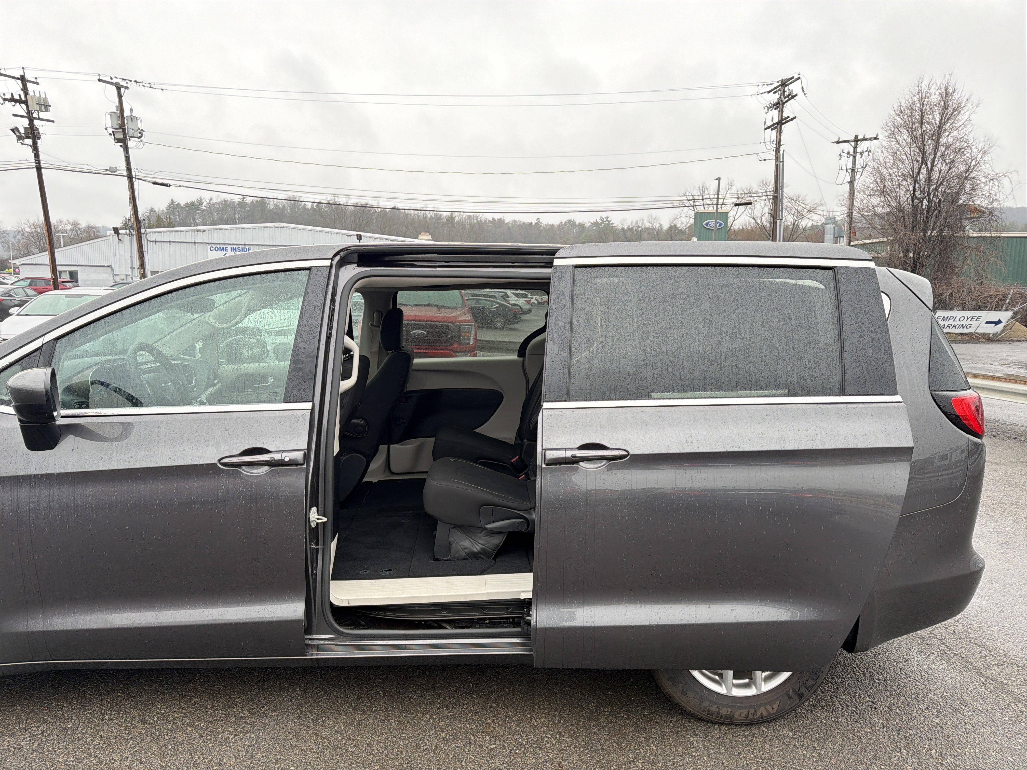 2023 Chrysler Voyager LX